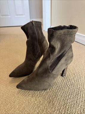 le chateau Pointed Toe Suede Ankle Boots - Olive Brown